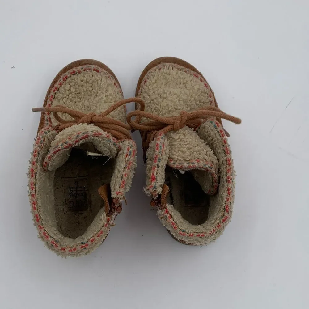 Zara Baby Tan and Cream Kids Boots fuzzy moccasin style boots size 22